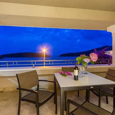 1 Bedroom Beach Front Apartment In Molunat Appartamento *