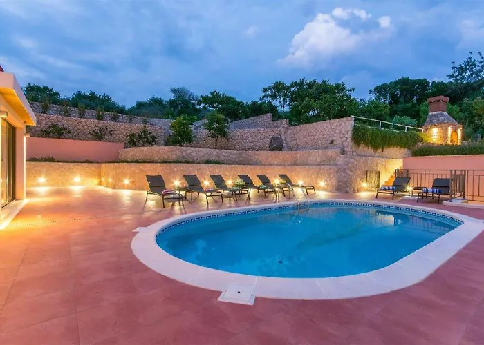 1 Bedroom Gorgeous In Apartment Molunat